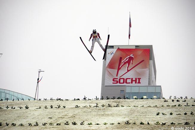 A modalidade leva em consideração a distância que os atletas saltam em suas apresentações, bem como o equilíbrio deles ao caírem novamente na neve / Foto: Divulgação Sochi 2014